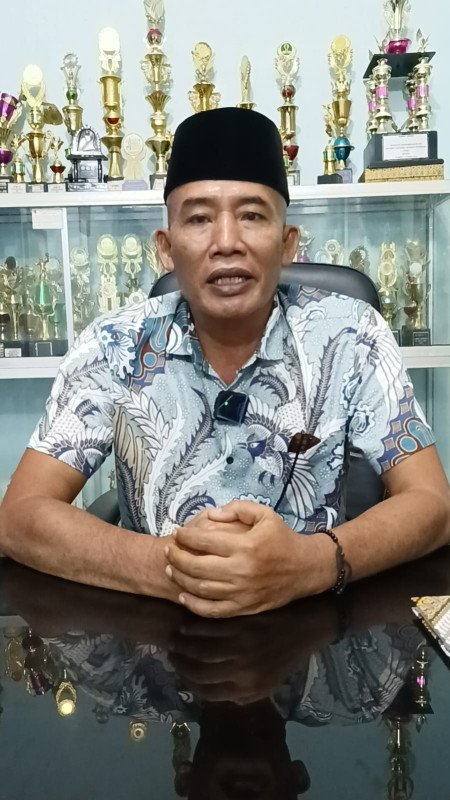 Kepala SMAN 1 Pringgabaya, Hasanudin, S.Pd